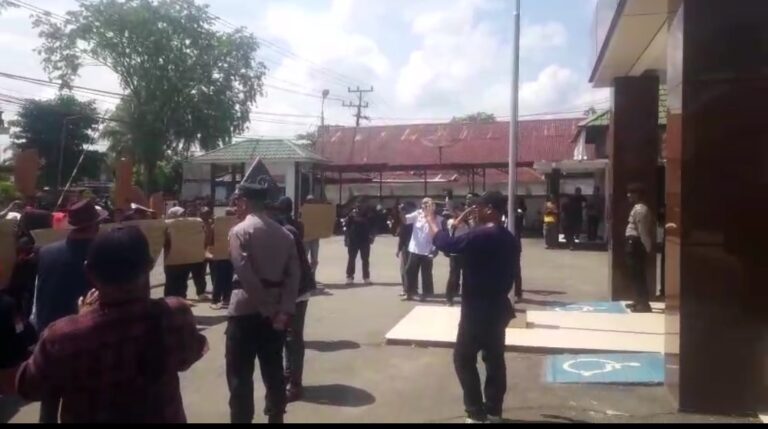 Warga Sungai Nipah Tuntut Penuntasan Kasus Dugaan Penjualan Aset Desa