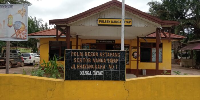 Penangkapan kayu ulin di Ketapang jadi tanda tanya. Saat media menyambangi Mapolsek Nanga Tayap, kantor polisi kosong