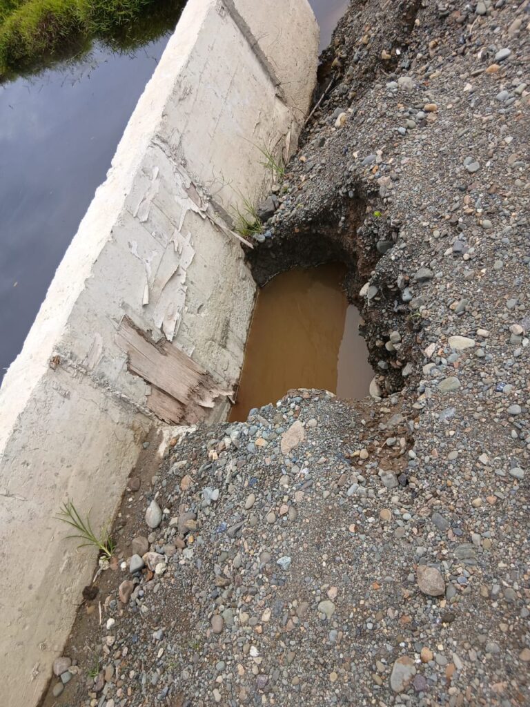 Gawat! Box Culvert Roboh, Bahu Jalan Longsor – Proyek Jalan Nasional Sirombu-Afulu Diduga Sarat Korupsi