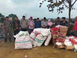 Bhabinkamtibmas dan Forkopimda Salurkan Bantuan Sosial untuk Korban Kebakaran di Slum Area Kuala Semundam