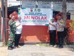 Babinsa dan Bhabinkamtibmas Dampingi Lurah Kejaksan Pasang Spanduk Penolakan Geng Motor