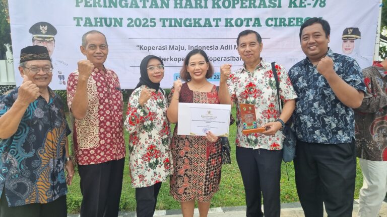 Wali Kota Cirebon Berikan Penghargaan Ke Koperasi PT PLN UPT Sebagai Koperasi Berprestasi.