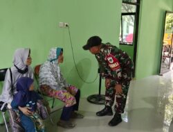 Babinsa Kelurahan Larangan Dampingi Penyaluran Bantuan Beras untuk Warga