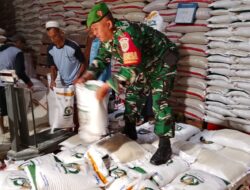 Babinsa Kel. Larangan Monitoring Rebagging Beras Medium di Gudang Bulog untuk Program Bantuan Pangan 2025