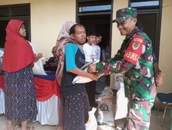 Anggota Koramil 0620-03/Talun Monitoring Penyaluran Bantuan Beras di Wilayah Binaannya