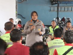 Polresta Cirebon Gelar Silaturahmi dan Pemasangan Bendera Merah Putih di Angkutan Barang