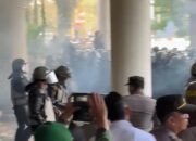 Ngeri!! Gas Air Mata dan Bentrok Warnai Demo DPRD Kalbar