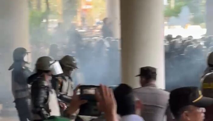 Ngeri!! Gas Air Mata dan Bentrok Warnai Demo DPRD Kalbar