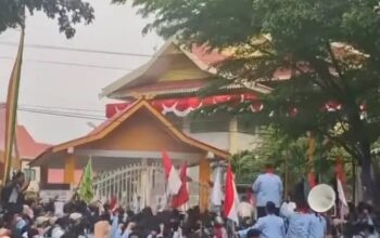 Mahasiswa Riau Geruduk DPRD, Desak Pembebasan Rekan dan Tuntut RUU Perampasan Aset Disahkan
