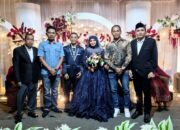 Kapolsek Sepauk Hadiri Resepsi Pernikahan Anak Wartawan, Wujud Kedekatan Polri dengan Masyarakat