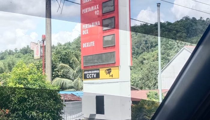 SPBU 64 .785.03 kecamatan Tayan Hilir Melayani Pengisian BBM Mengunakan Drum Plastik