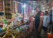 Pastikan Harga Sembako Stabil, Babinsa Danukusuman Sambangi Pedagang Pasar Harjodaksino