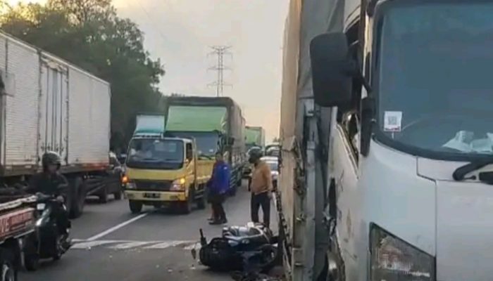Nahas…!! Diduga Rem Blong, Truk Wing Box Tabrak Beberapa Kendaraan di Kawasan MM2100 — Satu Orang Tewas di Tempat