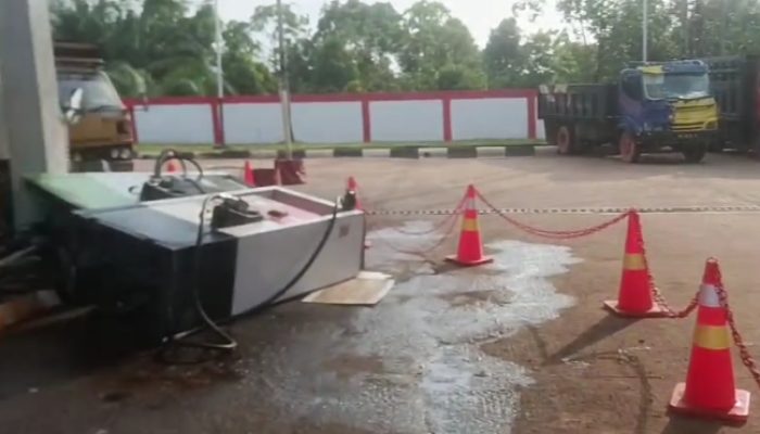 Viral! Truk Tabrak Mesin SPBU, Diduga Berebut Solar Subsidi di Teluk Bakung