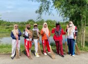 Kades Cipayung H. Ajan Pimpin Gotong Royong Bersihkan Ilalang di Jalan Raya Buniherang