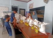 Sebanyak 701 Keluarga Penerima Manfaat Warga Desa Guwa Kidul Terima Bantuan Pangan Beras dan Minyak Goreng