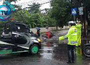 Personel Polresta Cirebon Tetap Atur Lalin Meski Diguyur Hujan, Sambil Patroli Cek Genangan Air dan Antisipasi Tawuran Remaja