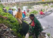 Kurangi Resiko Banjir, Babinsa dan Lurah Terjun ke Sungai.