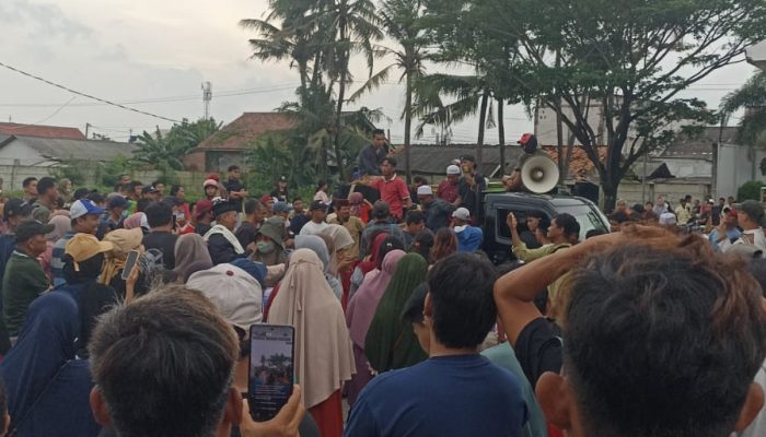 Ratusan Warga Gruduk Kantor Galery Pintu Gerbang Utama Villa Kencana Cikarang