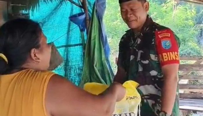 “Babinsa Karimunting Bagikan Sembako, Pererat Kemanunggalan TNI-Rakyat”