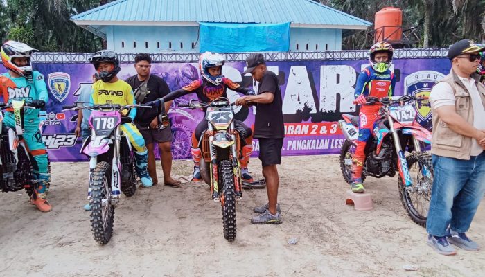 Motorcross Spektakuler Gegerkan Pangkalan Lesung, Athar Al Ghifari Tampil Memukau