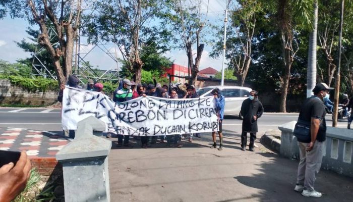 Diduga Ada Kecurangan Lelang Tender, Gedung DPUTR di Gerudug Masyarakat Peduli Cirebon