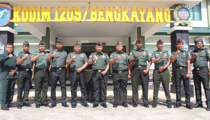 Dandim 1209/Bengkayang Pimpin Upacara Kenaikan Pangkat dan Wisuda Purna Tugas Prajurit