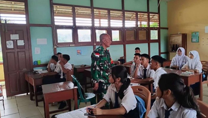 Perkuat Nasionalisme di Tapal Batas, Babinsa Puring Kencana ‘Bakar’ Semangat Siswa SMPN 01 Sui Antu