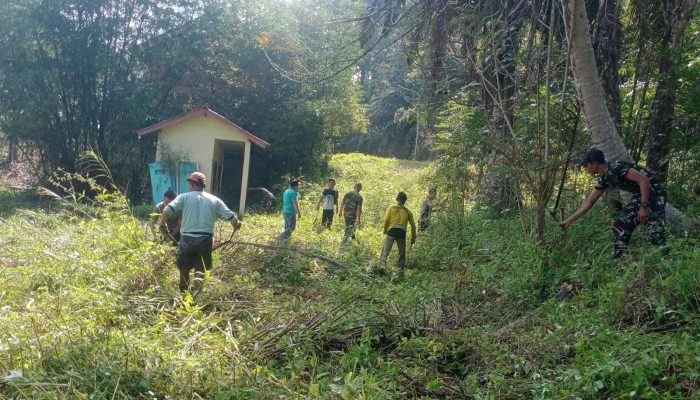 Sambut Tradisi Naik Dango, Kodim 1209/Bengkayang Gelar Karya Bakti di Rumah Adat Samalantan