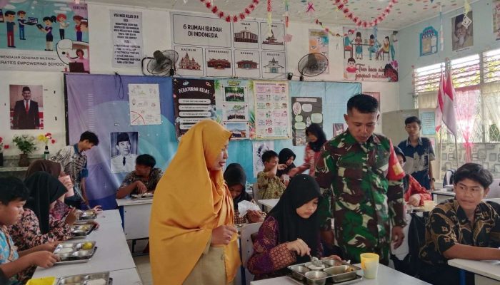 Kawal Pendistribusian Makan Bergizi Gratis, Babinsa Roban Hadir di Tengah Pelajar.