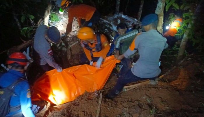 Satbrimob Polda Kalbar Temukan Lokasi Jatuhnya Helikopter di Sekadau, Enam Korban Meninggal Dunia