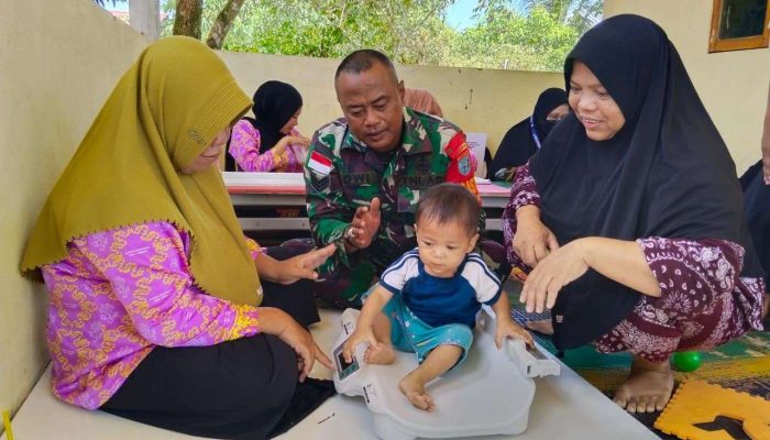 Dukung Peningkatan Kesehatan Masyarakat, Babinsa Temajuk Dampingi Nakes Laksanakan Posyandu di Wilayah Perbatasan