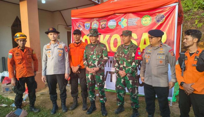 Tembus Medan Ekstrem Bukit Puntak, TNI dan Tim SAR Gabungan Berhasil Evakuasi Korban Helikopter PK-CFX di Sekadau