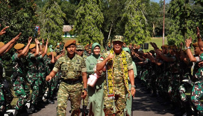 Perkuat Kesiapan Satuan, Pangdam XII/Tpr Kunjungi Yonarmed 16/Tumbak Kaputing