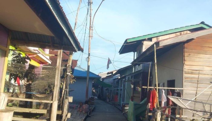 Pelayanan Macet, Bendera Koyak Dibiarkan: Kades Madang Permai Disorot