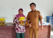 Pemdes Karang Anyar Salurkan Bantuan Pangan untuk 158 KPM, Warga Terima Beras dan Minyak Goreng