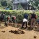 Demi Keselamatan Warga, Babinsa Ikut Kerja Bakti Bangun Talud Penahan Longsor