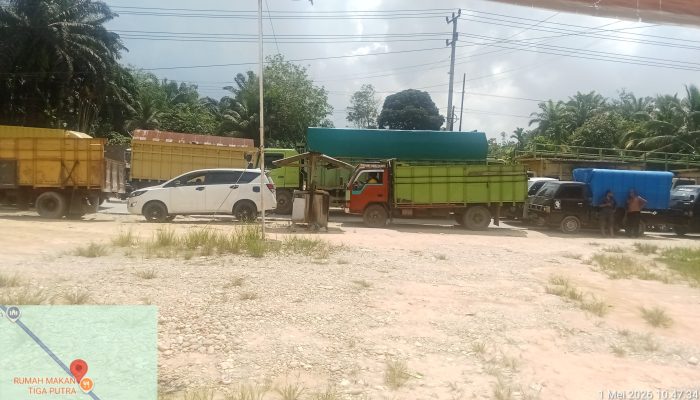 Antrean Kendaraan Berlapis Terjadi di Salah Satu SPBU Pelalawan